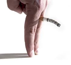 dois dedos segurando um cigarro, como um penis, representando a impotencia sexual causada pelo cigarro